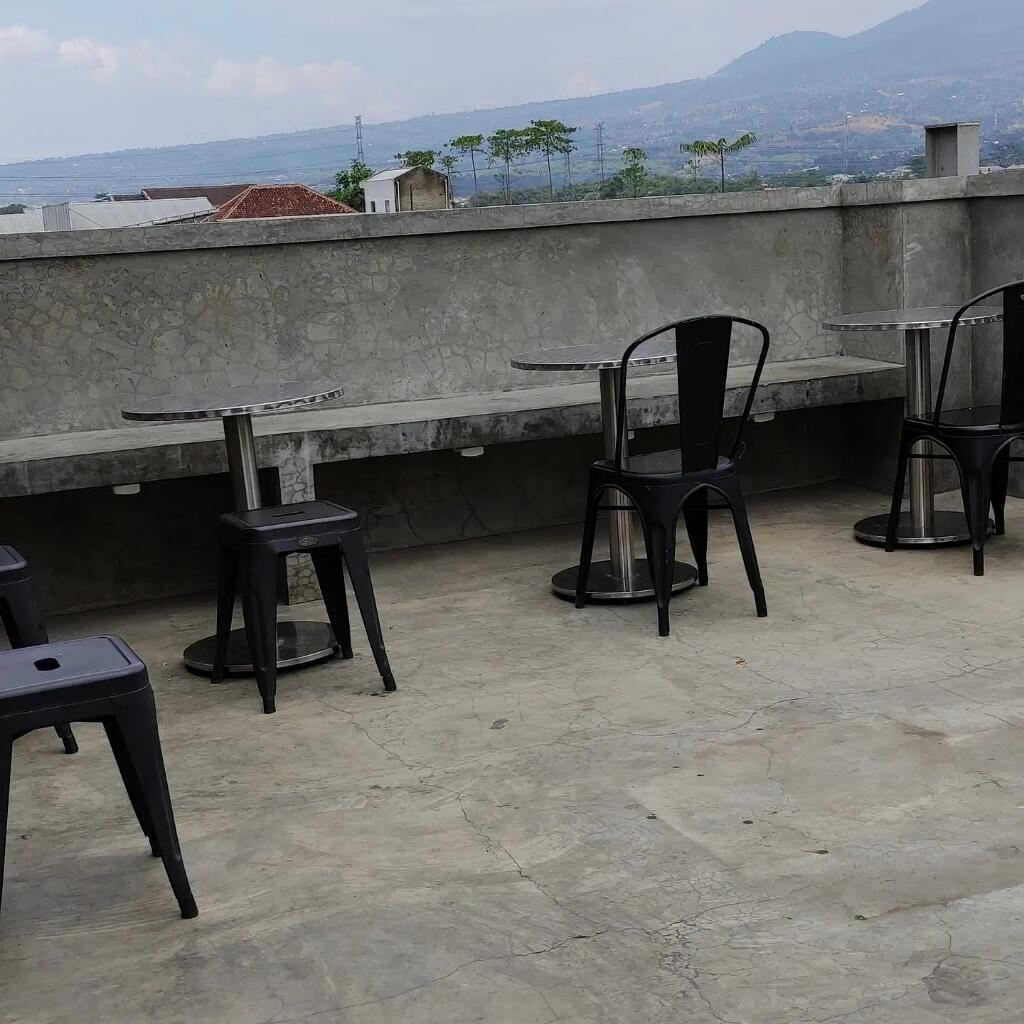 Mencoba Menjadi Teman di Dahan Kopi