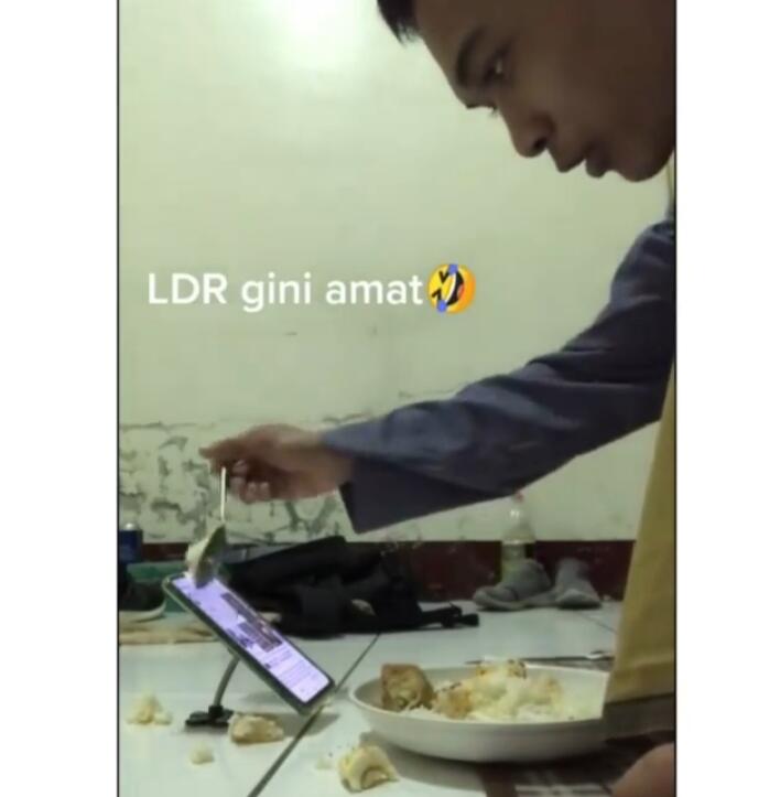 Menjalani LDR, Cowok Ini Suapi Pacarnya Saat Video Call! Bucin Tingkat Dewa Nih