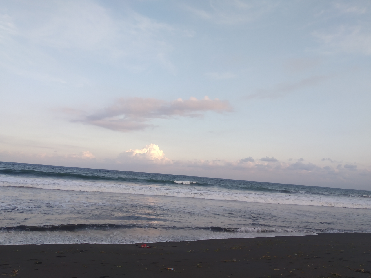 Keindahan pantai purnama, bali