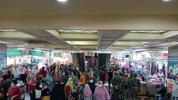 Pasar Tn Abang Di Serbu 87 Ribu Pengunjung!!!.Abis Lebaran Jakarta bakal Panen Covid