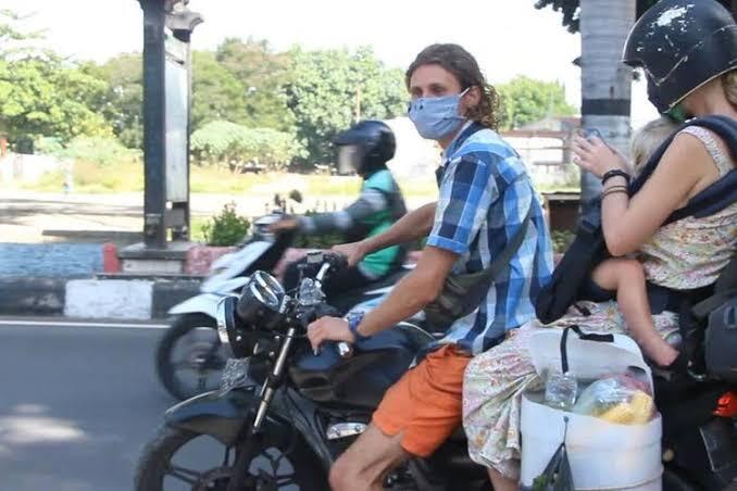 Bule Backpaker Ngamen Di Lombok, Imbas Dari Corona