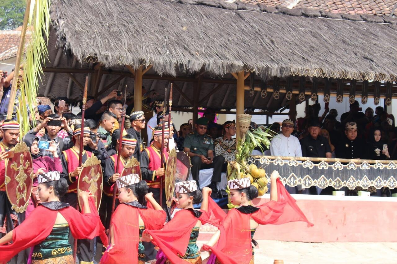Prosesi Puncak Seren Taun Cigugur Kuningan
