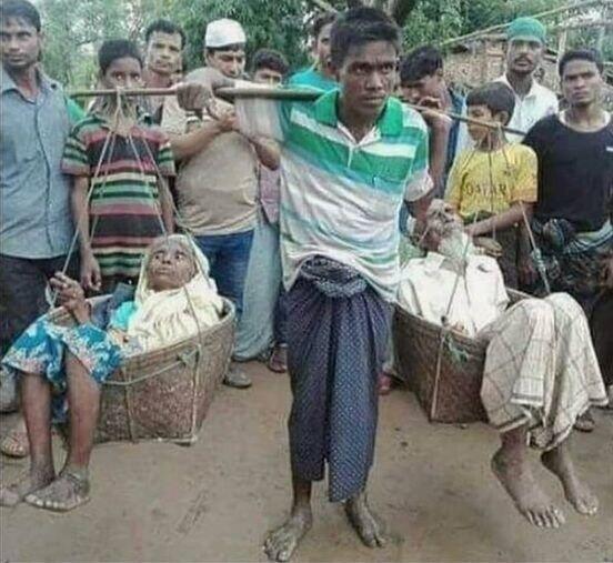 Potret Pria Memikul Orang Tua yg begitu Mensayanginya