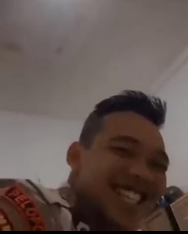 Polisi Pamer Cupang Dileher Pasangannya, Mengejutkan Warganet