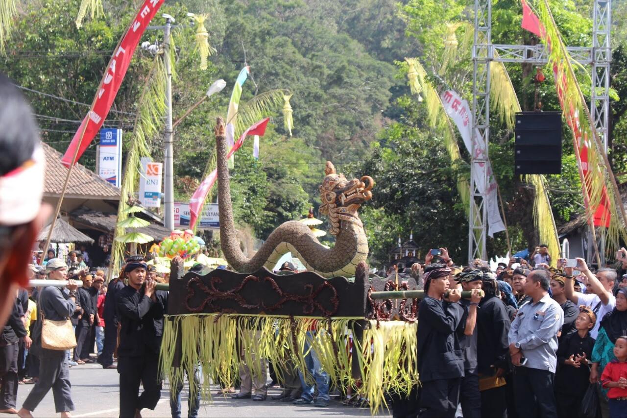 Prosesi Puncak Seren Taun Cigugur Kuningan
