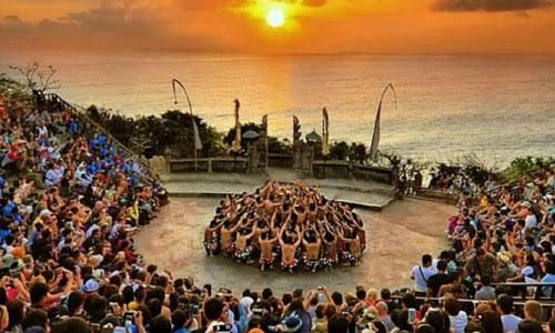 Tarian Bali Di Uluwatu, Banyak Yang Suka! 