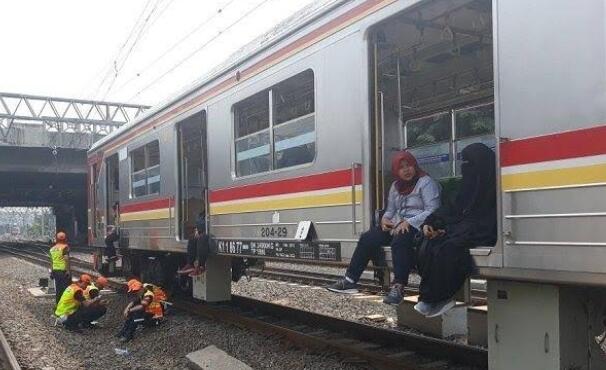 Tips Bagus Bisa Dapat Duduk Dikereta KRL, Buat Pemula