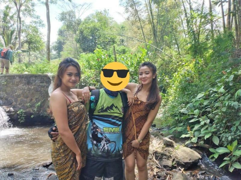 Gadis Desa Pakai Jarik Jadi Jalur Gowes Eksotis