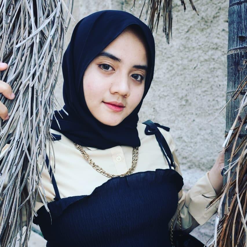 Artis Cantik Cheryll FS Yang Selalu Berpenampilan Aggun