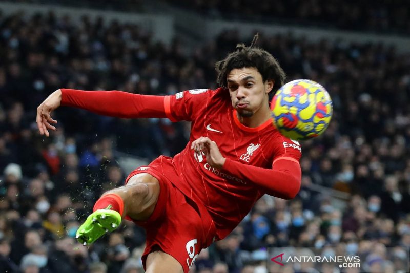 Alexander-Arnold harus menepi beberapa pekan karena cedera hamstring
