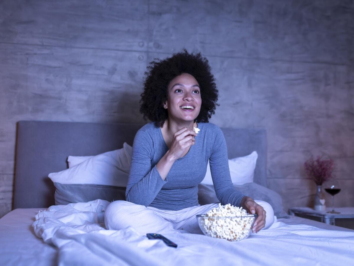 Tips Nyaman Nonton Liga Inggris Dengan Zees® Spring Bed