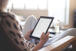 Perbedaan hard news & soft news beserta contohnya
