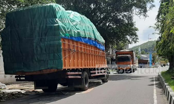 Mengapa Truk Sering Berjalan Lambat? Ini Dia 3 Alasannya!