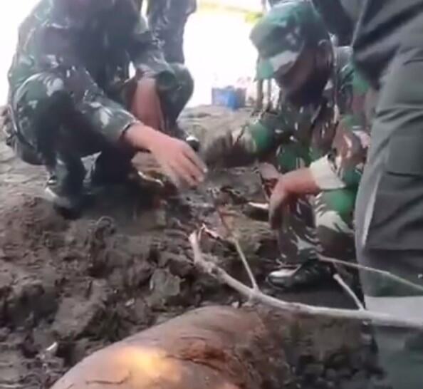 Heboh, Warga Desa Temukan Bom Super jumbo di Pinggir Empang!