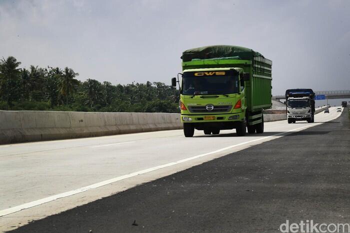 Mengapa Truk Sering Berjalan Lambat? Ini Dia 3 Alasannya!