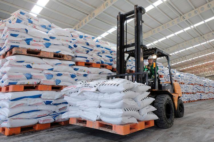 Pupuk subsidi langka, salah siapa?