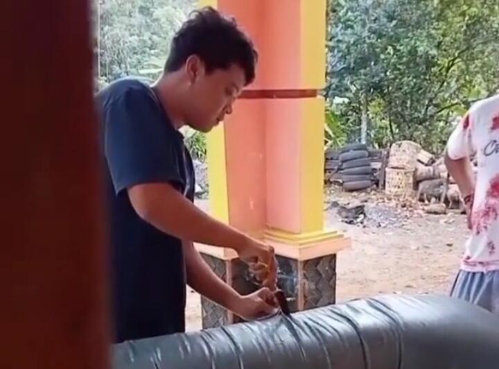 Terdengar Bunyi "Aneh" Dari Dalam Sofa, Pas Dicek Isinya? Ini Videonya!