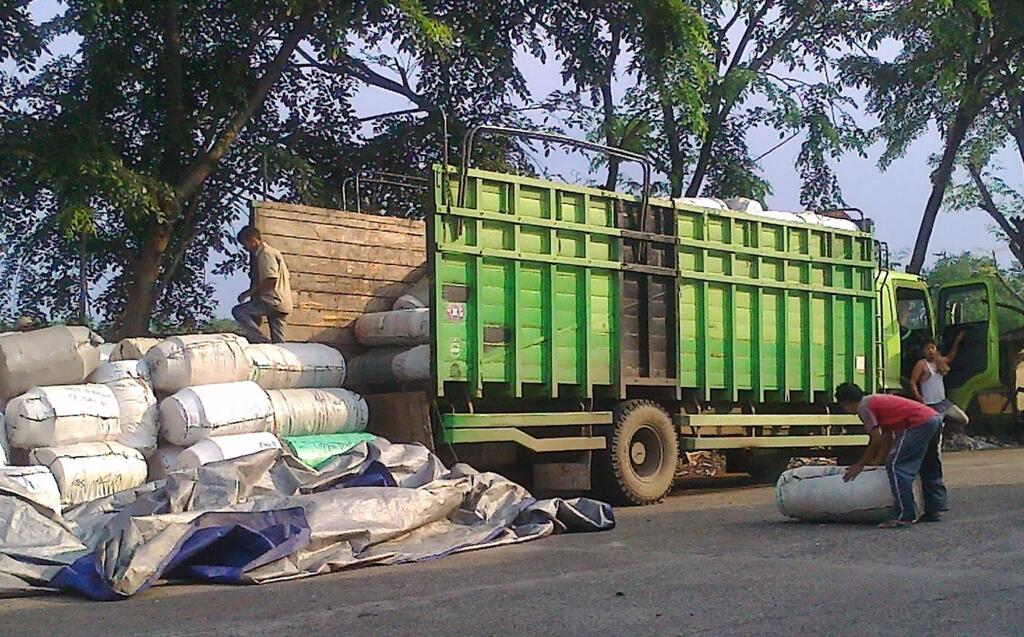 Mengapa Truk Sering Berjalan Lambat? Ini Dia 3 Alasannya!