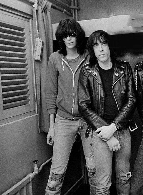 KISAH HIDUP : Joey Ramone, Frontman Ringkih & Cinta Segitiga yg Rumit!