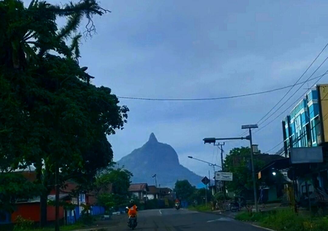 Bukan Gunung, Ini Bukit Jempol, Memang Unik Bentuknya 
