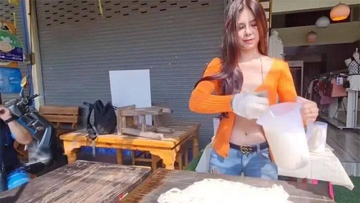 Wanita Cantik Ini Jualan Kok Ga Pakai Bra?
