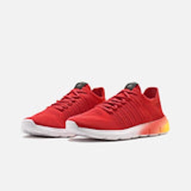 10 Merk Sepatu Sneakers Pria Terbaik