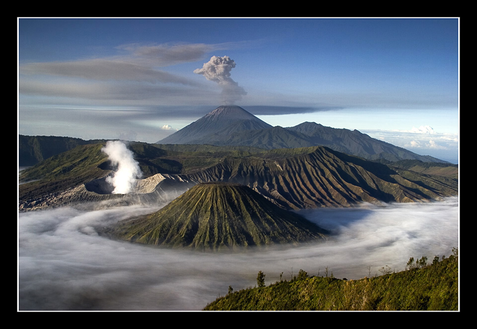 bromo_semeru_low_clouds1.jpg