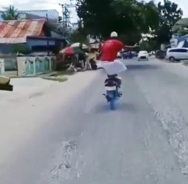 Greget! Kakek-kakek Naik Motor Sambil Berdiri, Akhirnya...