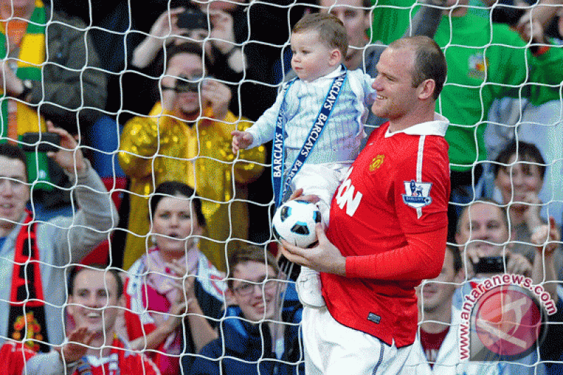 Putra Wayne Rooney, Kai dikontrak Manchester United