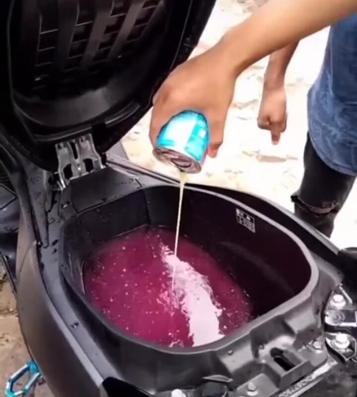 Absurd! Para Pemuda Ini Bikin Minuman Es di Bagasi Motor, Seger tetapi Kok Gitu?