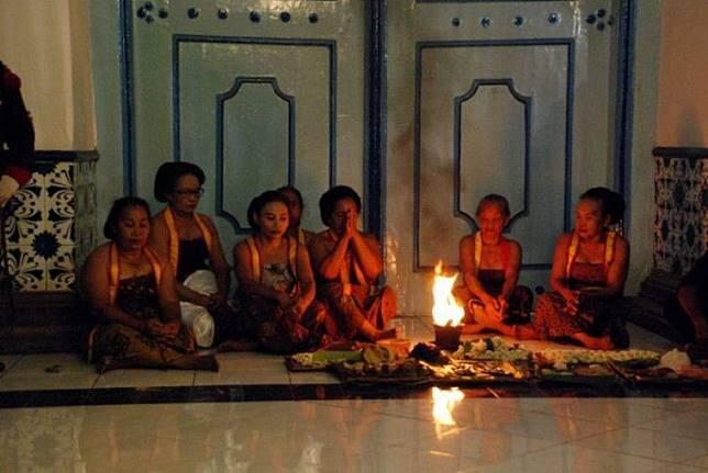 Malam yg Dikeramatkan (Oleh Sebagian Orang)