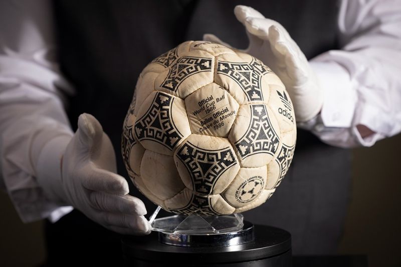 Bola Tangan Tuhan Maradona dilelang