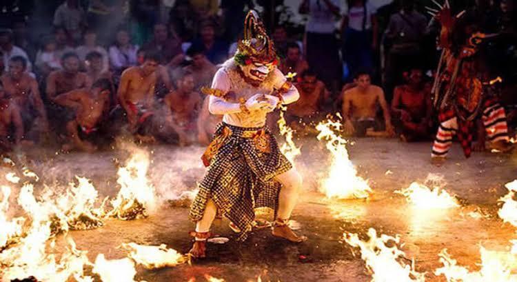 Tarian Bali Di Uluwatu, Banyak Yang Suka! 