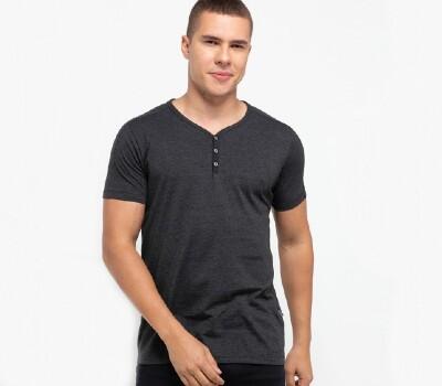 10 Merk Kaos Hitam Polos Terbaik