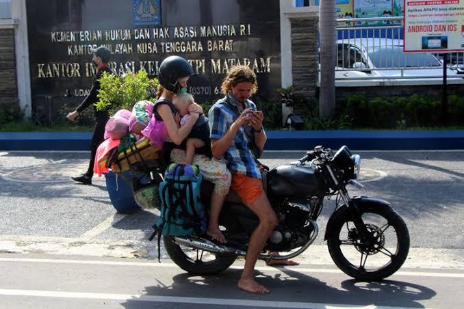 Bule Backpaker Ngamen Di Lombok, Imbas Dari Corona
