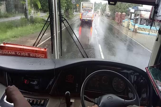 Tempel 5 Cm, Atraksi Bus Yang Amat Membahayakan!