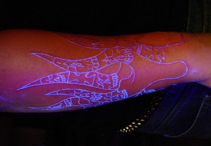 Glowing-tattoos-03.jpg