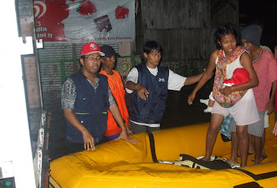 Relawan+PMI+membantu+evakuasi+warga+di+Kel.+Mutiharjo+Semarang+saat+banjir+mulai+meninggi..JPG