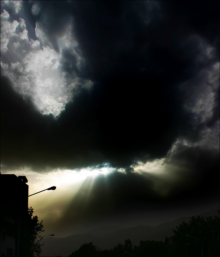 tehran_black_clouds_rays.jpg
