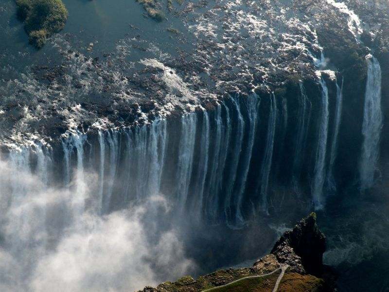 Victoria_falls_Zimbabwe_by_fctwente.jpg
