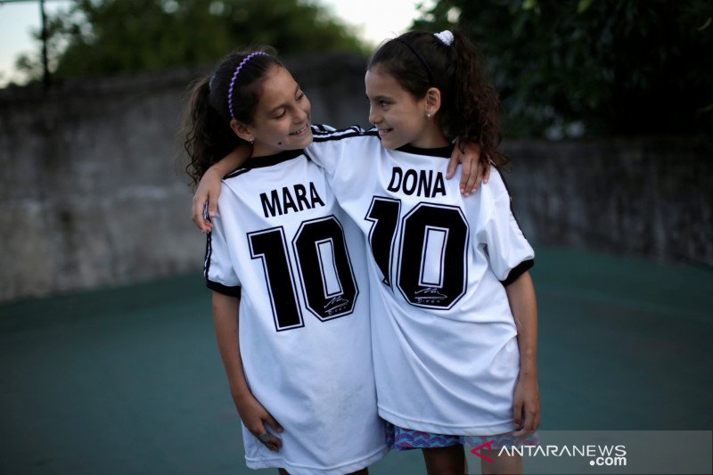 Maradona diabadikan si kembar Mara & Dona