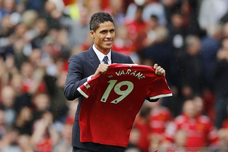 Manchester United rampungkan transfer Raphael Varane dari Real Madrid
