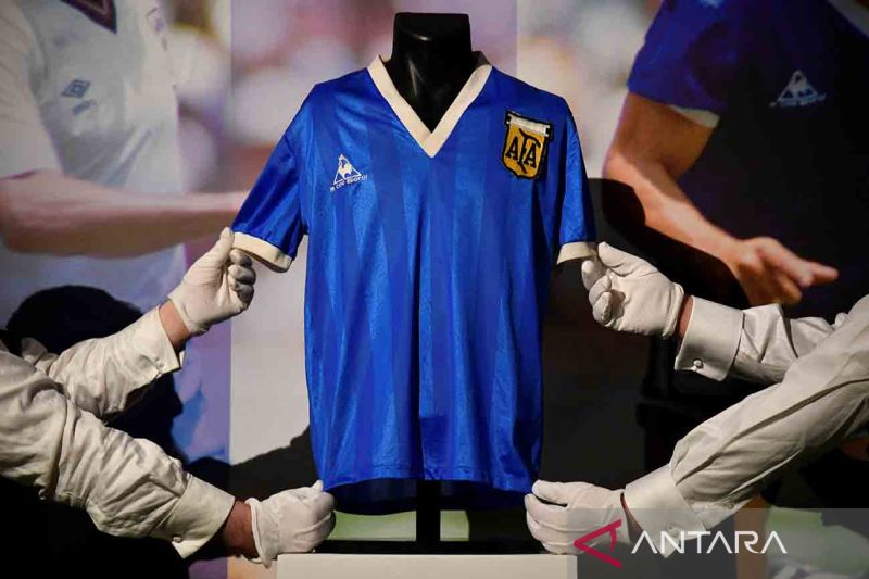 Kaus 'Tangan Tuhan' Maradona laku Rp128,6 miliar