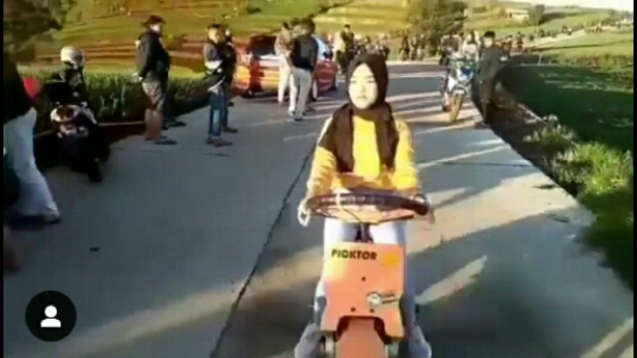 Viral, Video Gadis Cantik yg Mengendarai Sepeda Motor Bersetir Mobil