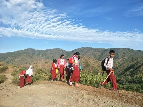 Susahnya Sekolah Di Desa, Ojek Palang Menjadi Primadona Di Tasikmalaya