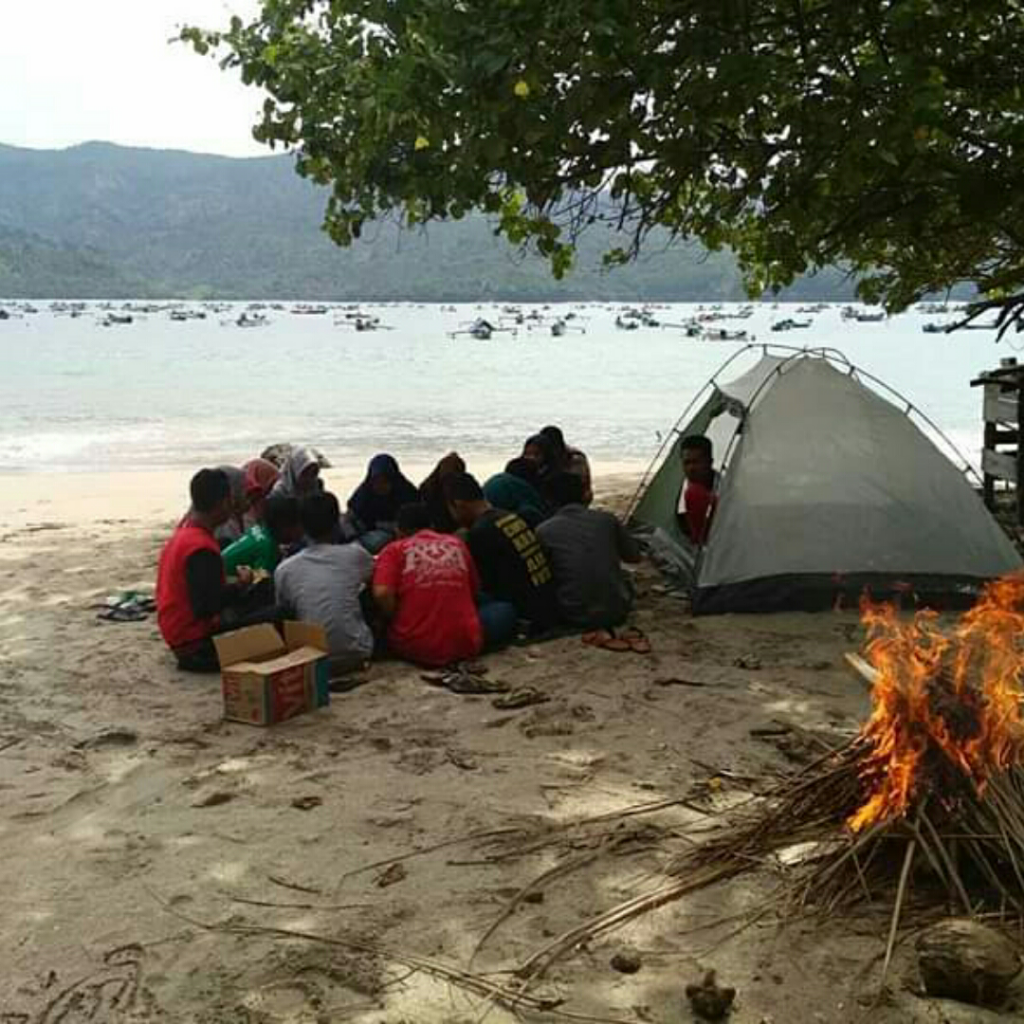 Bedanya Bule & Orang Indonesia Kalau Wisata Ke Pantai, Apa Ya? 