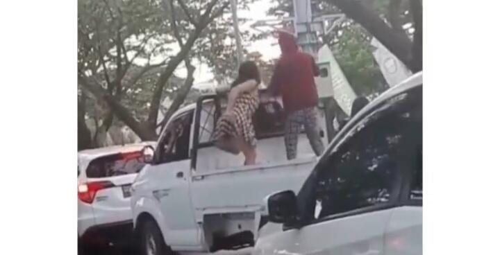 Kegilaan di Tengah Kemacetan, Seorang Waria Menari Erotis di Atas Mobil Bak Terbuka!