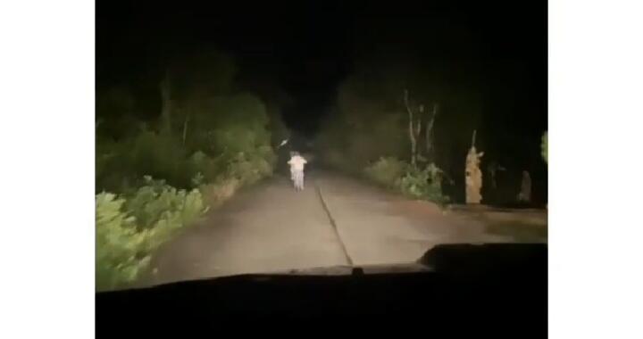 Misterius, Video Sosok Bocah Bersepeda di Jalan Tengah Hutan Pada Waktu Malam Hari!