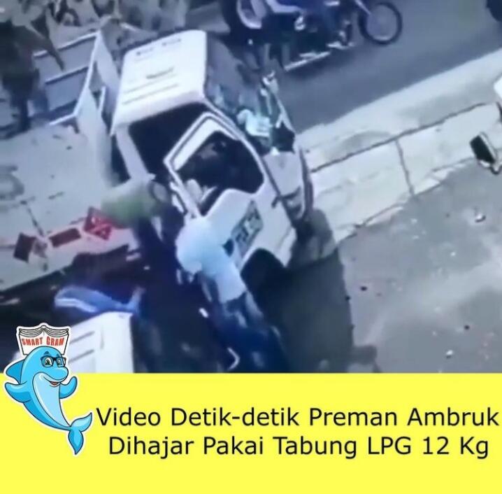 Viral Video Detik-detik Preman Ambruk Setelah Dilempar Pakai Tabung Gas 12 Kg! 