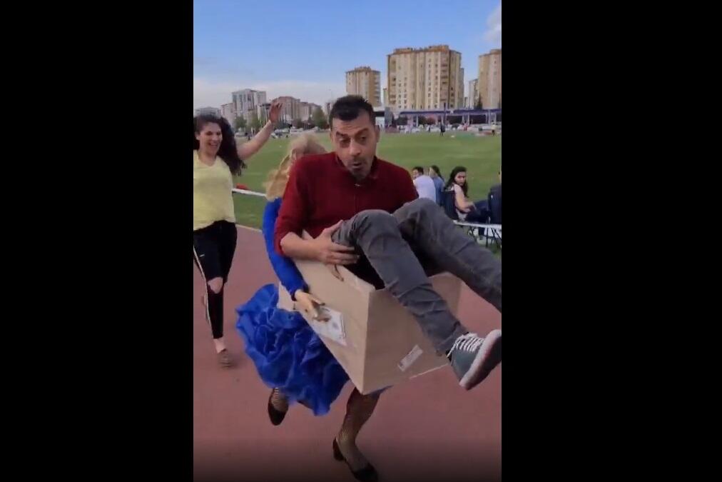 Wanita Cantik Berlari Sambil Menggendong Pria Turki, Fakta Sebenarnya Bikin Kagum